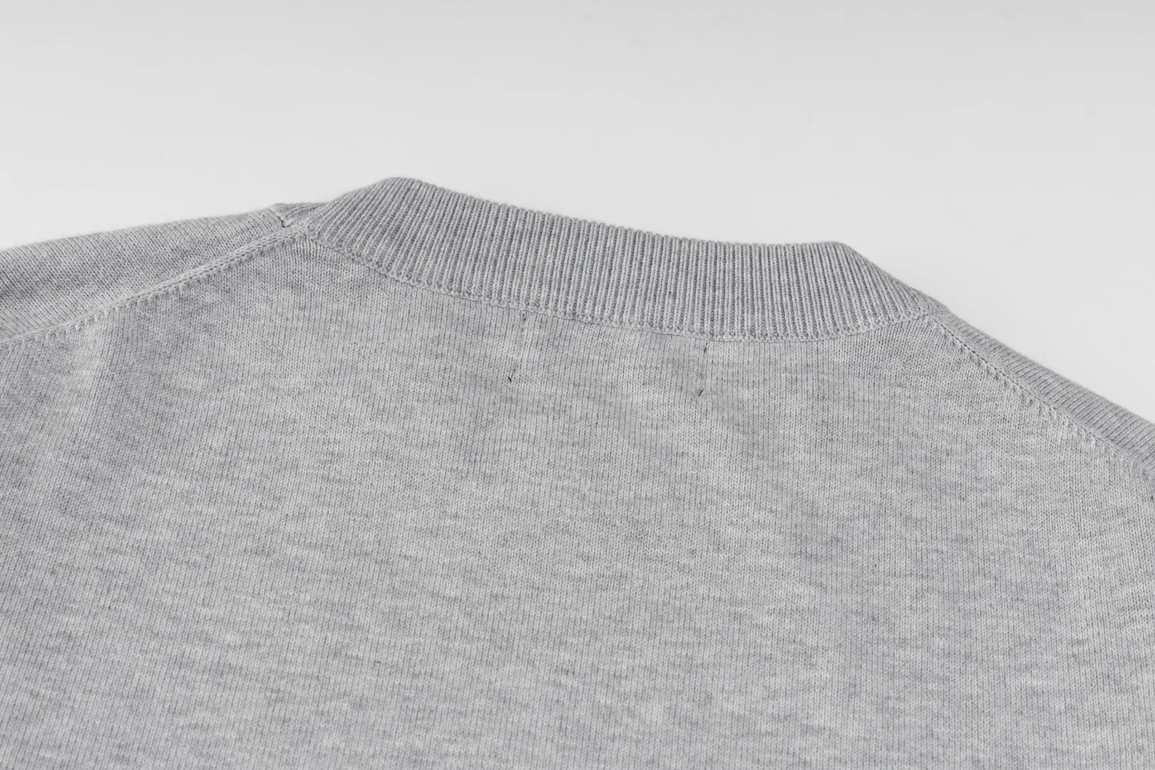 P206 #R80 Ralph Lauren Knitted Pony Embroidered Round Neck Pullover Sweater Official Website Synchronized Same Style for Men and Women Sizes: S-XL Color: White Blue Khaki Army Green Dark Gray Gray Navy Red Label Navy Blue White Label Black White Label Black Red Label Classic Cotton Yarn 100% White Cotton High Quality Goods Classic styles have always been popular! The workmanship details are very good! The simple round neck pullover sweater is always the standard, with classic brand embroidery on the chest! All major stars have the same style! Best for couples. High quality goods! Xinjiang cotton micro-elastic and smooth fabric has excellent quality. Pure cotton is soft and skin-friendly. Size: S M L